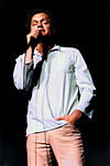 https://upload.wikimedia.org/wikipedia/commons/thumb/d/de/Harry_Chapin_singing.jpg/100px-Harry_Chapin_singing.jpg